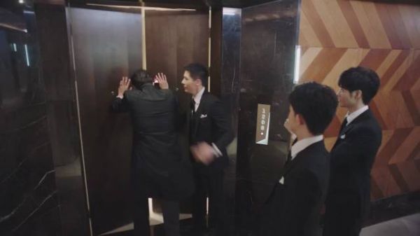 这俩兄弟怎么都是个憨憨，拿错房卡进错婚房……