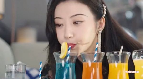 秦放终于不请司藤吃土,改喝饮料了!这宠溺的小眼神好甜哟!