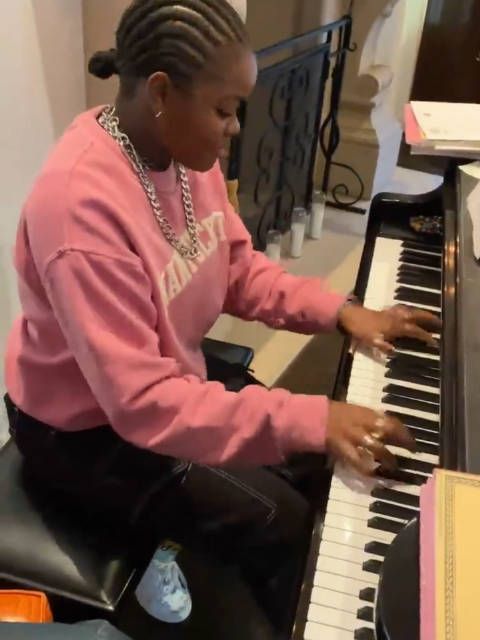 Madonna分享了女儿Mercy James钢琴演奏thank u， next的视频 