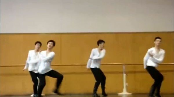 想@沙溢 来看看杨洋的军艺毕业考试的舞蹈表演~今天互动这么有趣……