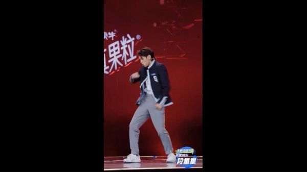 阳光彩虹小白马的直拍让我注意到了段星星