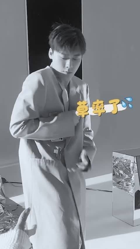 李易峰对镜自拍 拿出拍大片的气势，一顿操作猛如虎……