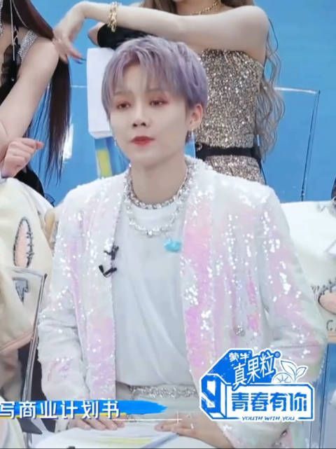 刘雨昕青你3镜头cut 乖巧坐在中间……