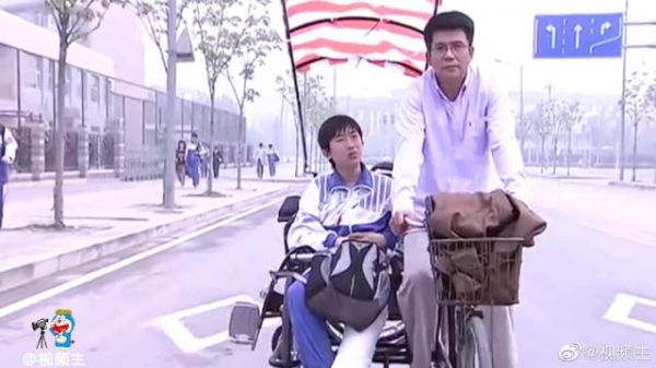 哥哥骨折不方便上厕所，后爸马上在厕所安装了把手……