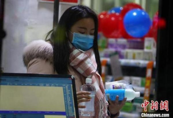 图为江西南昌市民在药店购买口罩、消毒杀菌用品等商品。（资料图） 刘占昆 摄