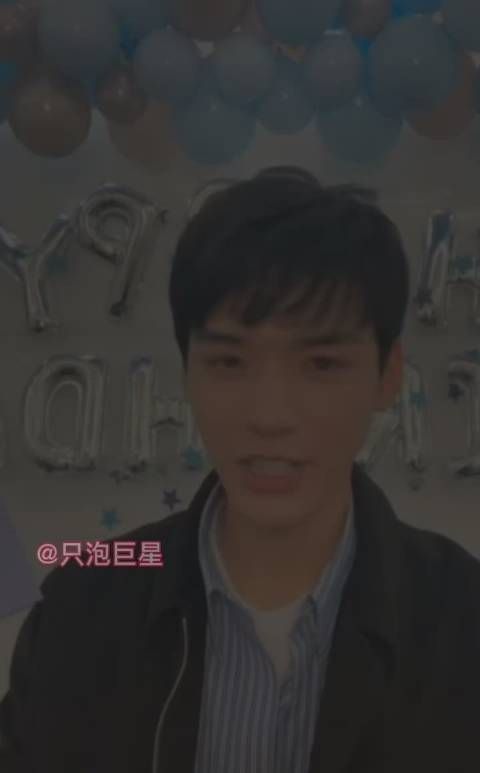 龚俊之前那本两年没卖出去的写真……