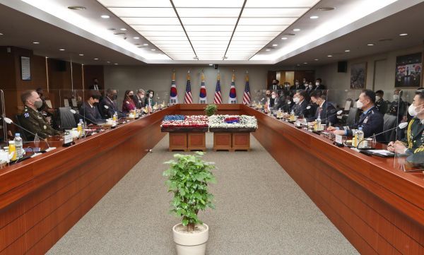 奥斯汀对韩国进行正式访问，与韩国国防部长官徐旭举行会谈 图源：IC Photo