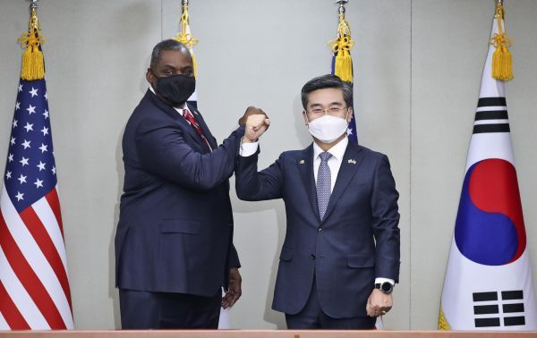 美国国防部长奥斯汀对韩国与韩国国防部长官徐旭举行会谈 图源：IC Photo