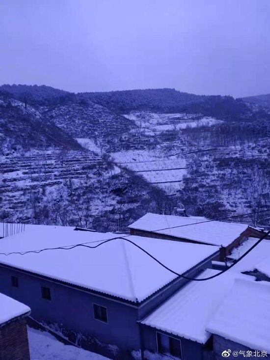 房山区蒲洼乡花台(海拔1000米左右)雪深10厘米左右。(杨春华摄)