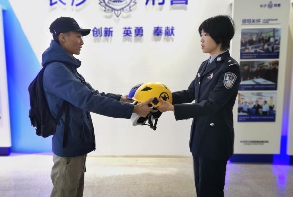 长沙公安民警向相关企业返还被盗头盔。
