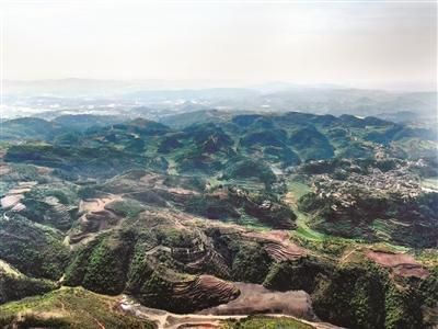上图:该县50个矿山被全部关停,恢复治理面积157公顷。刘志云 摄
