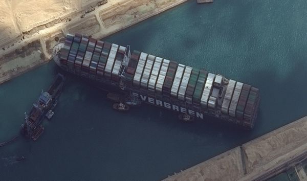 当地时间2021年3月26日，埃及苏伊士运河，搁浅货轮救援工作进行中。派遣了专业救援队的荷兰企业发布消息称，货轮救援工作“可能需要数日至数周”。图片来源：澎湃影像