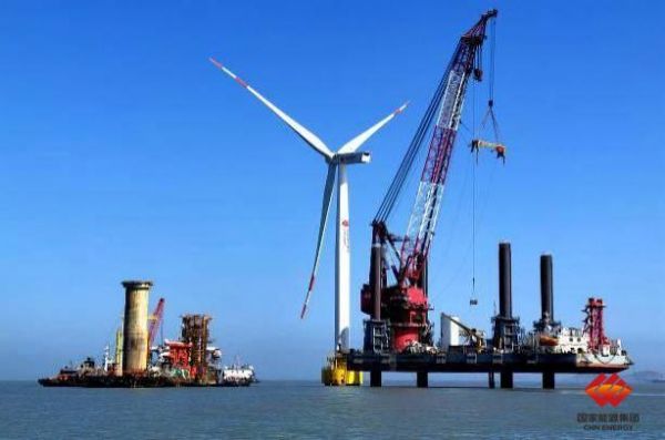 图为龙源福建莆田南日海上项目叶片吊装现装
