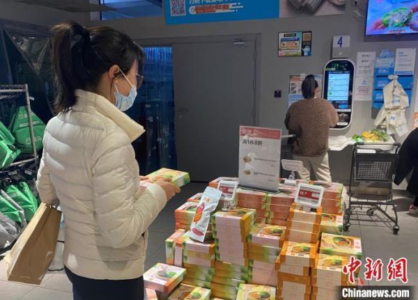 图为年轻消费者选购青团。 杨颜慈 摄