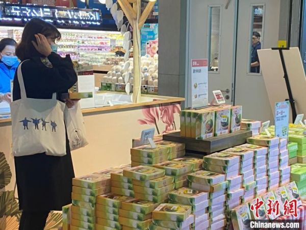 图为年轻消费者选购青团。 杨颜慈 摄