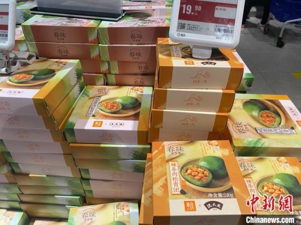 图为各种口味的青团。 杨颜慈 摄