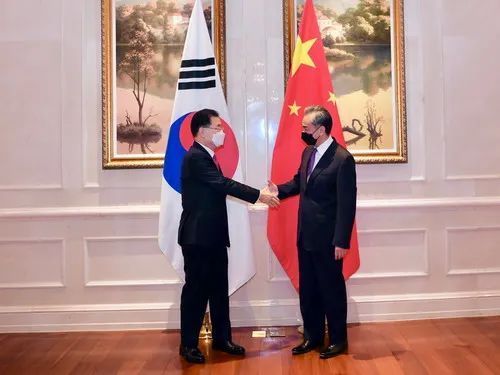 ▲4月3日，国务委员兼外长王毅在福建厦门同韩国外长郑义溶举行会谈。（外交部网站）