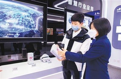 　　图为日前工作人员在内蒙古5G产业创新基地为观众介绍5G小基站。　　丁根厚摄（人民视觉）