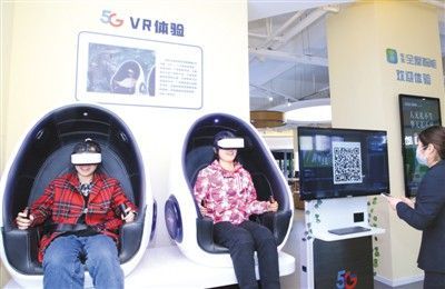　　图为日前在安徽合肥电信庐阳区全屋智能体验店，市民体验5G时代万物互联智能生活。　　傅 军摄（人民视觉）