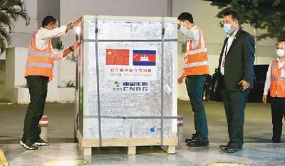 　　中国援助柬埔寨的第二批新冠疫苗3月31日晚运抵金边。图为工作人员搬运疫苗。　　高炳南摄（新华社发）
