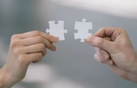 游族或被收购的消息已经在市场上扑朔传播了有一段时间，有传游族已经与互联网大厂进行了洽谈，也有传游族可能会被国企收购。作者：叶心冉 封图：图虫创意