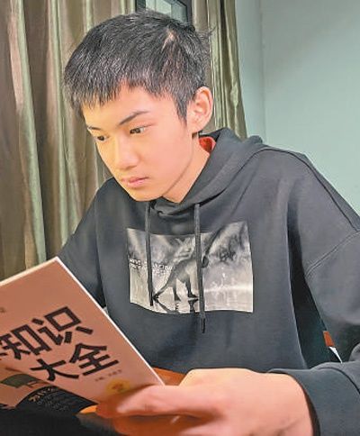 训练之余,盛李豪在看书学习。 采访对象供图