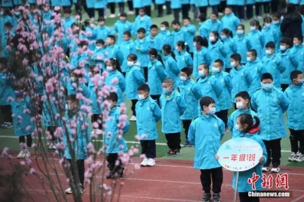 资料图:重庆市大渡口区双山实验小学的学生们戴着口罩保持间隔进行开学典礼。中新社记者 陈超 摄