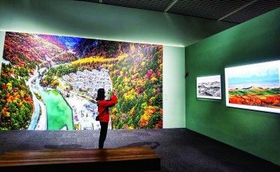     “希望的田野——脱贫攻坚 共享小康全国摄影展”展览现场。本报记者 闫汇芳摄/光明图片
