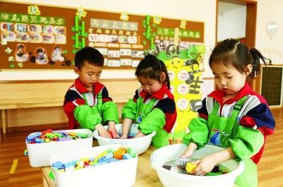 河北省邢台市襄都区第七幼儿园的小朋友在清洗玩具。新华社发