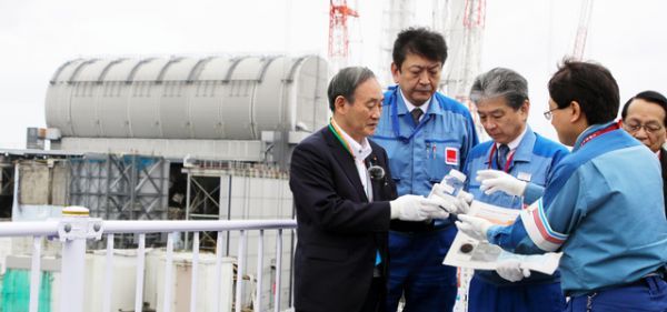 去年9月26日,菅义伟在福岛第一核电站视察时问核废水能不能喝,东电回复:稀释了能喝。菅义伟最终没喝 (图源:朝日)