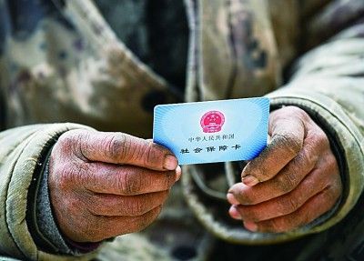 ▶如今，社保卡已覆盖越来越多的农民群体。新华社发