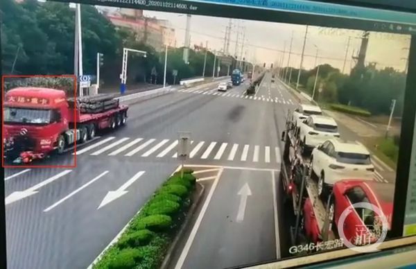 2020年11月22日,江苏常熟市大货车闯红灯后将摩托车车主撞倒致其死亡。/受访者供图