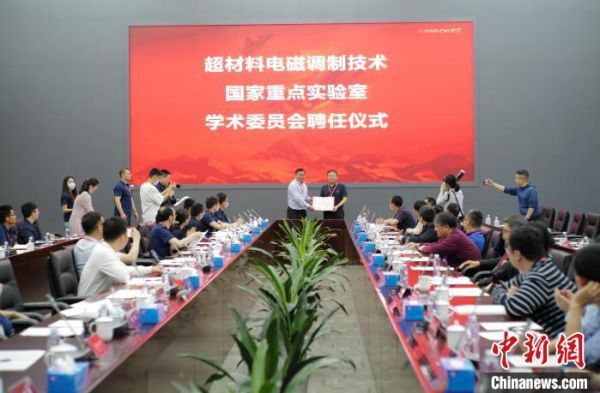 图为深圳市科技创新委员会党组书记王有明向主任委员孙聪院士颁发证书　陈文　摄
