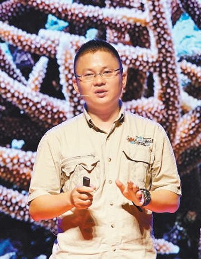 李秀保在讲解珊瑚礁保护。 资料图片