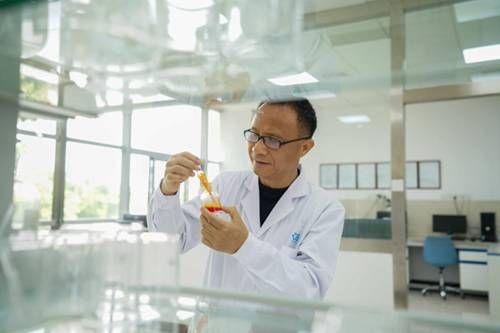 (图说:呈和科技研发人员在做实验)