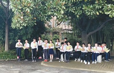 　　贺知章小学的学生正在树下读书。　　方 圆摄