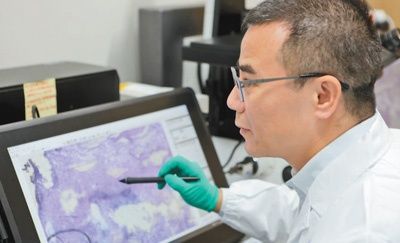 　　彭广敦在做实验。　　资料图片