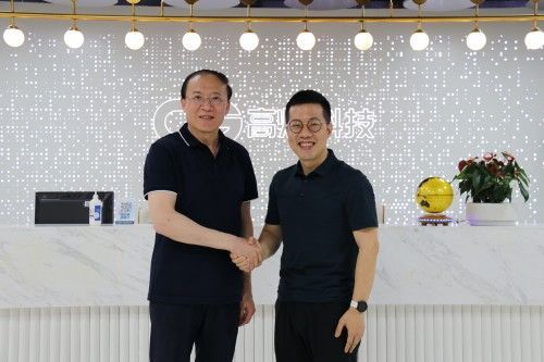 青岛西海岸新区管委主任、区长周安与高灯科技联合创始人兼总裁张民遐合影