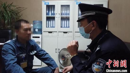 监狱民警（右）与肖某某（左）谈话。（攀西监狱 供图）