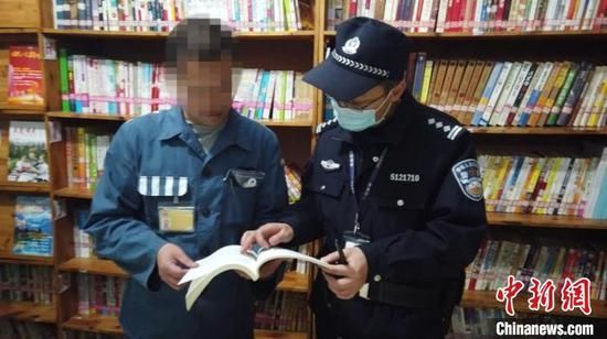 监狱民警（右）与肖某某（左）一起探讨知识点。（攀西监狱 供图）