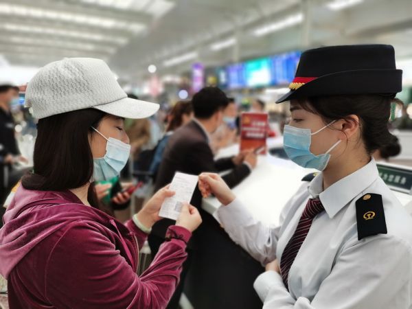 上海虹桥站12306服务站工作人员为旅客提供咨询服务。