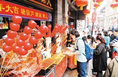 　　游人在热闹的北京前门大街购物。　　新华社记者 李 欣摄