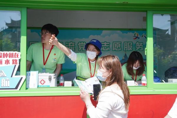 “小青菜”志愿者在为游客提供志愿服务本文图片均为上海黄浦区豫园街道提供