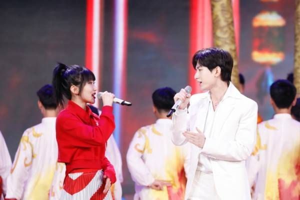 张晓涵、成毅五四晚会演绎《后生可畏》