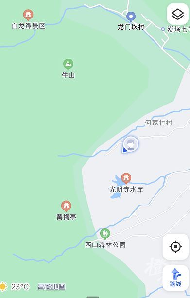 现场特警用无人机在搜寻豹子。