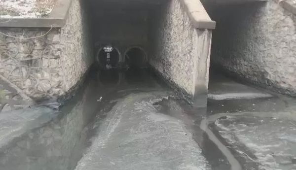天瑞焦化厂区东北角围墙外排污口