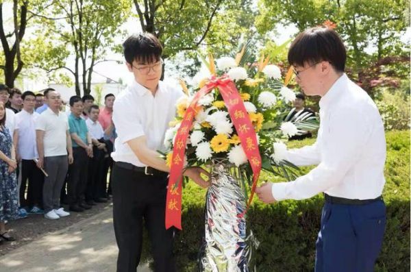 世界冠军柯洁、江维杰代表棋手向粟裕将军墓碑敬献花篮