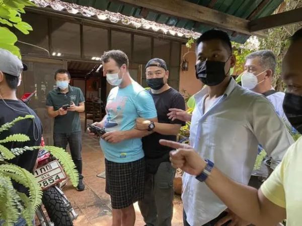 泰国警方逮捕美国公民巴尔泽 图源:美联社