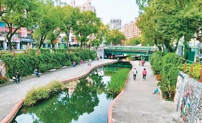 　　新北市中港大排曾是臭水沟，历经整治后绿意盎然，变成市民休闲的好去处。　　（新北市水利局供图）