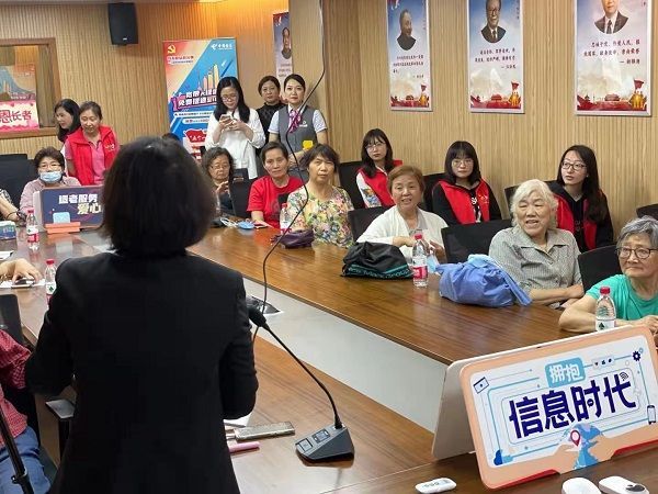 图说：党员为老年人开展爱心讲座 采访对象供图